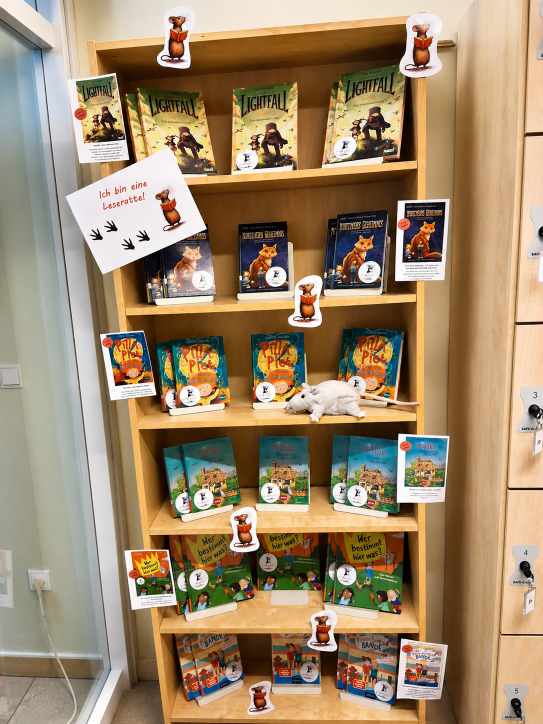 Das Leserattenregal in der Stadtbücherei Dillenburg mit sechs spannenden Büchern.