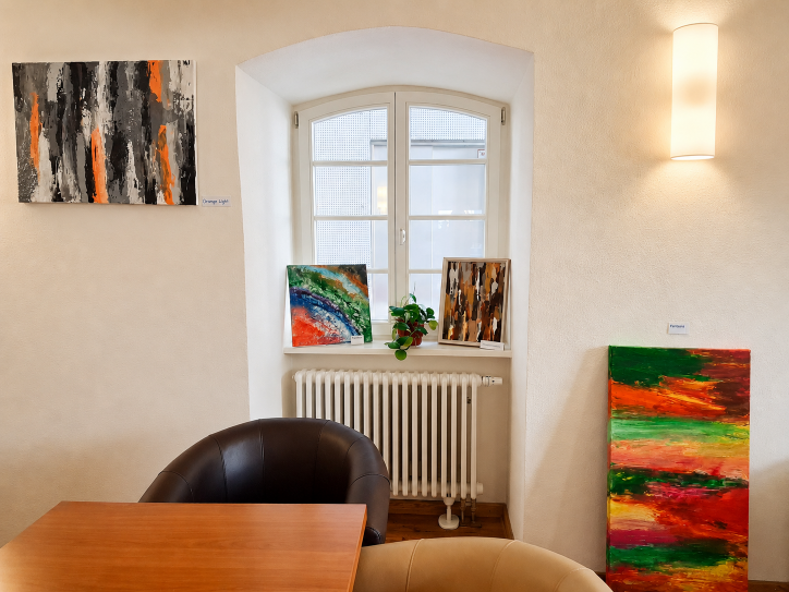 Werke von Lina Schleifer im Lesecafé der Stadtbücherei